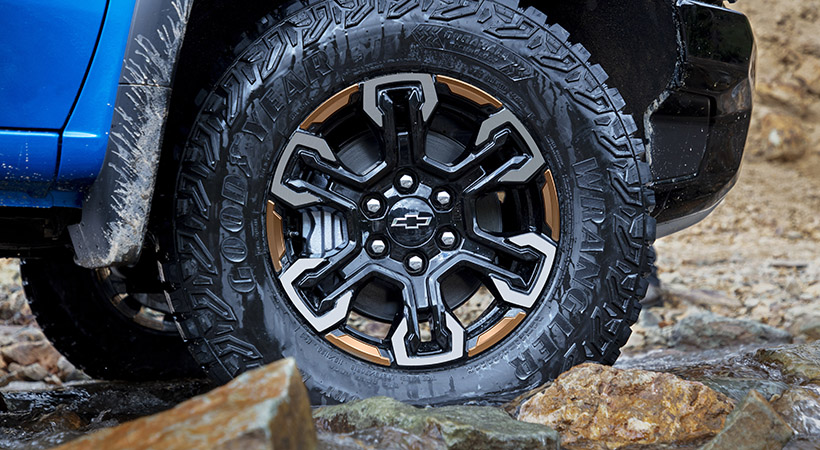Chevrolet Silverado ZR2 2022 rueda sobre neumáticos de 33 pulgadas. Foto: Chevrolet
