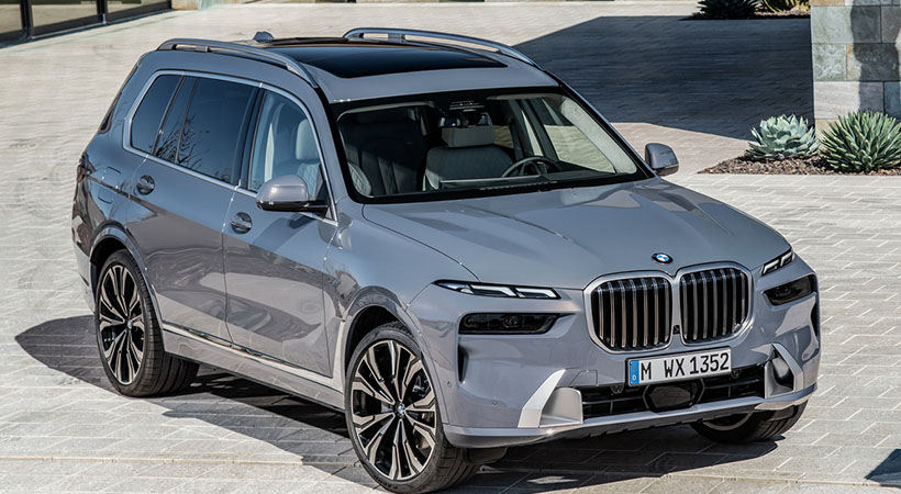 La nueva BMW X7 2023 llega con un frente rediseñado con faros dobles y una parrilla de 