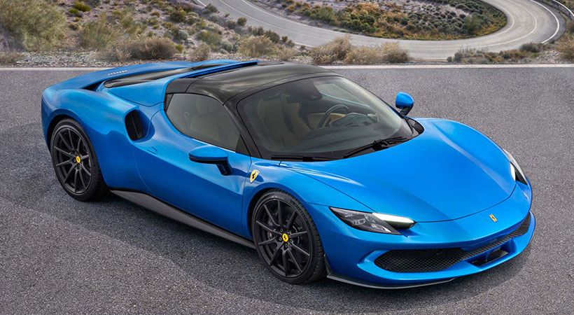 El Ferrari 296 GTS llega justo a tiempo para poder disfrutar del sol de verano con el rugir de un V6 híbrido de 819 hp. Foto: Ferrari