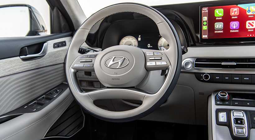 El interior cuenta con bolsas de aire adicionales y una nueva moldura con acabado oscuro. Foto: Hyundai