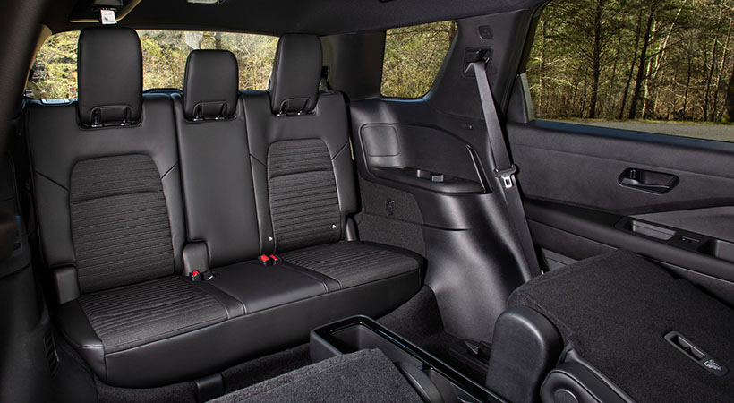 El interior está tapizado con piel sintética con costuras contrastantes en color naranja. Foto: Nissan