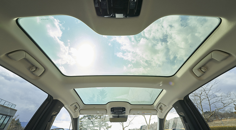 Lexus RZ 2023 cuenta con un techo panorámico doble. Foto: Lexus