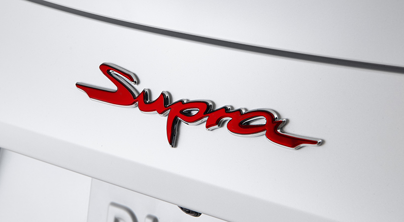 La versión con transmisión manual se distinguirá por el nombre en color rojo. Foto: Toyota