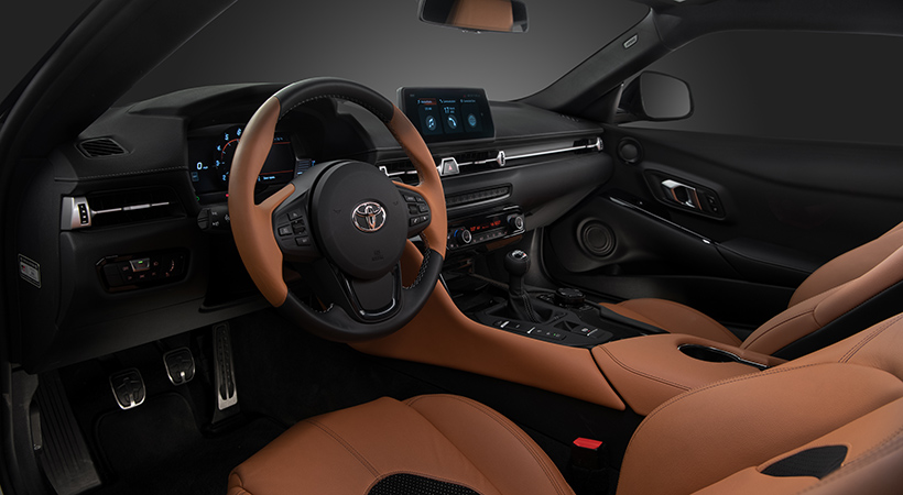 En el interior, la consola central fue modificada para adaptar la palanca de cambios. Foto: Toyota