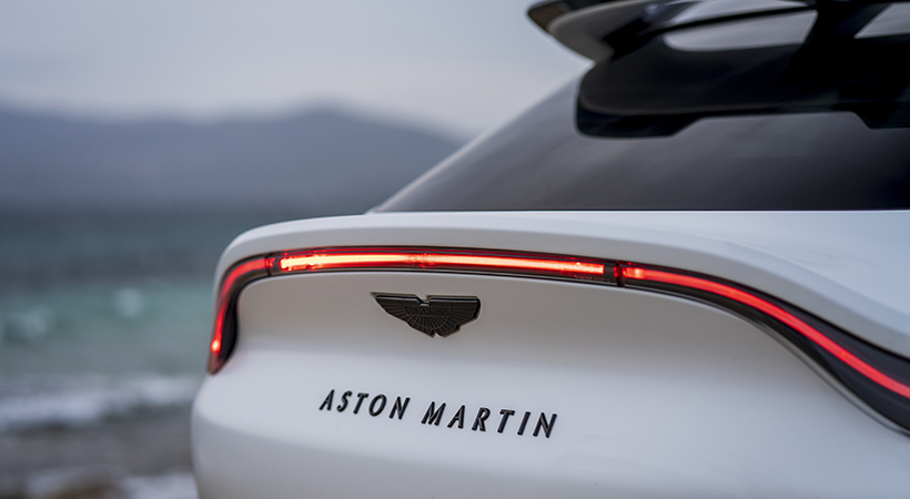 En la parte trasera una línea LED une visualmente los conjuntos ópticos. Foto: Aston Martin