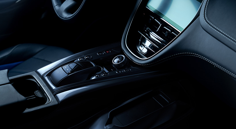 En el interior abundan los detalles de cuero, piano black y fibra de carbono. Foto: Aston Martin