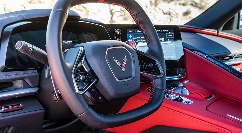 El volante cuenta con base plana, como los bólidos de carreras. Foto: Nicholas Colt