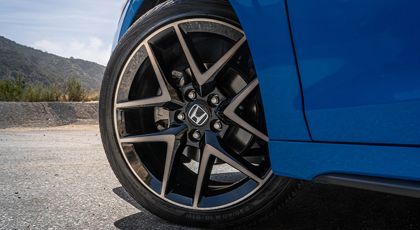 Los rines son deportivos de 18 pulgadas. Foto: Nicholas Colt