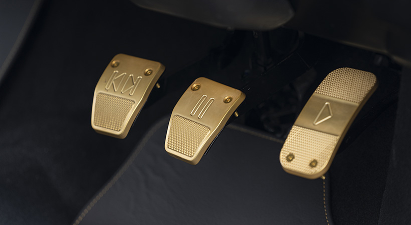 Llos pedales específicos para esta versión, pintados en color oro y que cuentan con grabados especiales con los controles de “avanzar/retroceder”, 