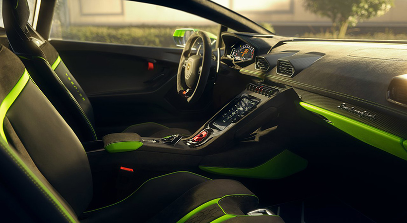 Lamborghini Huracán Tecnica cuenta con asientos de cubo y tapicería de cuero y alcántara. Foto: Lamborghini