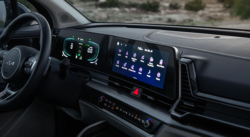 El departamento de infotenimiento cuenta con una pantalla táctil de 8 pulgadas con Apple CarPlay inalámbrico y Android Auto. Foto: KIA