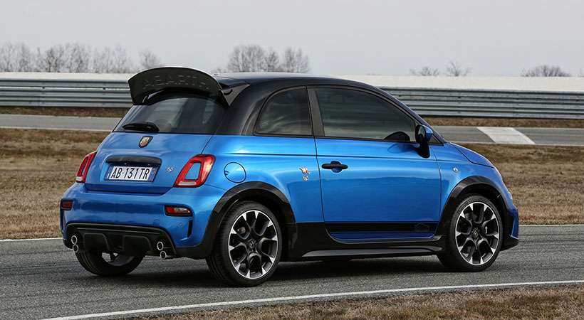 El alerón trasero genera 93 lb adicionales de carga aerodinámica a 124 mph Foto: Abarth
