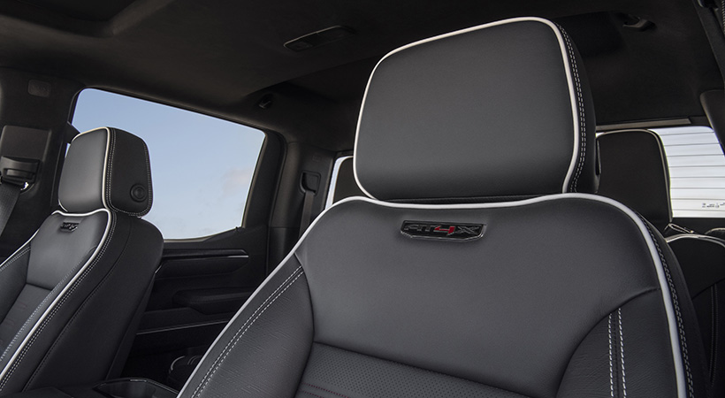 La tapicería de cuero negro con ribetes blancos le dan un toque muy deportivo. Foto: GMC