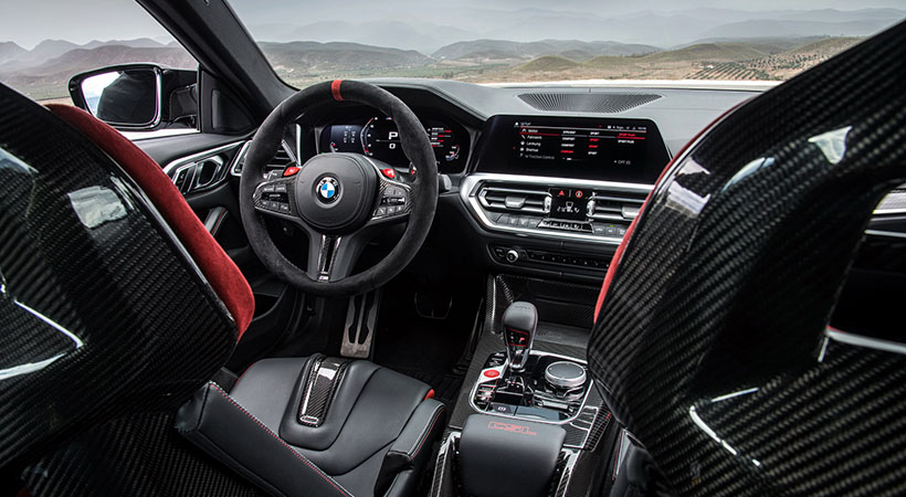 El interior del auto con su extenso uso de fibra de carbono es igualmente deportivo. Foto: BMW