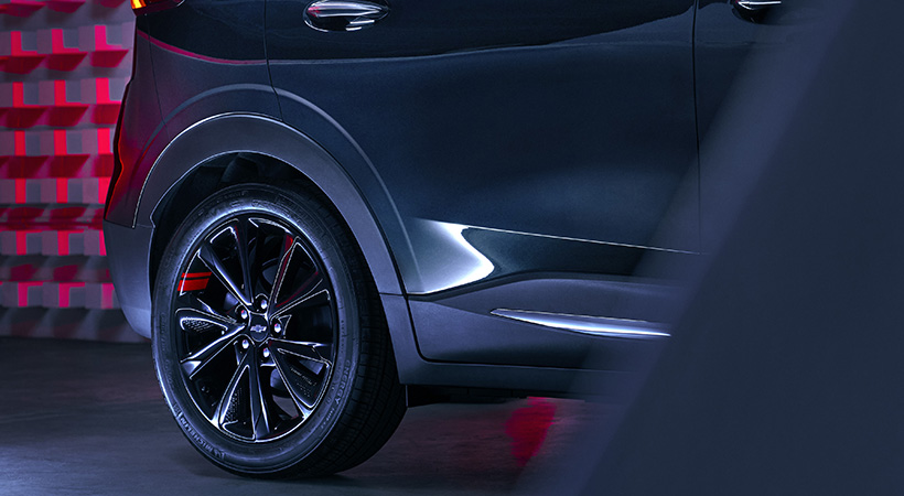 El  Chevrolet Bolt EUV cuenta con rines específicos de 17 pulgadas pintados de color negro con detalles en rojo, Foto: Chevrolet