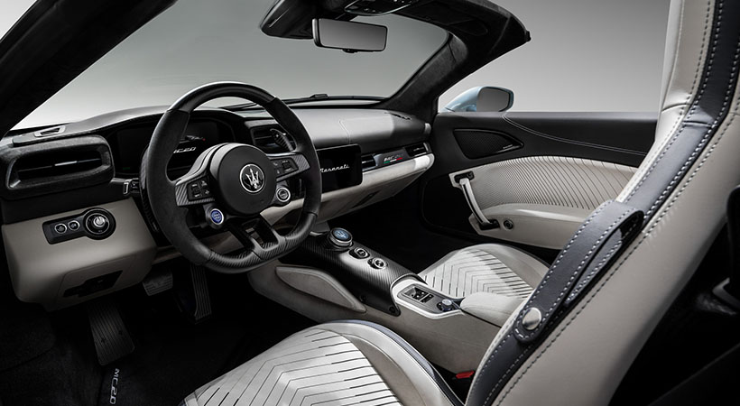 El interior es casi completamente igual al coupè, sólo se agrega el nuevo selector de modos. Foto: Maserati
