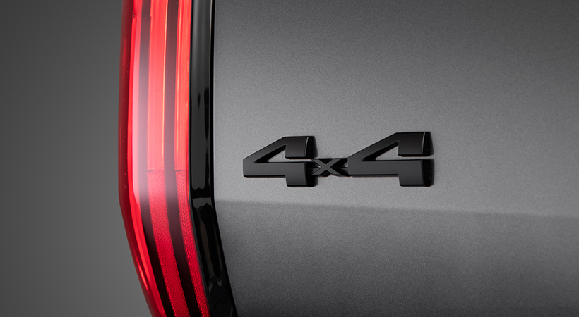 En la parte posterior encontramos el logo 4x4 de color negro. Foto: Toyota
