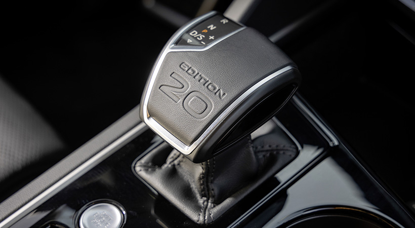 El selector de cambios cuenta con la inscripción Edition 20. Foto: Volkswagen