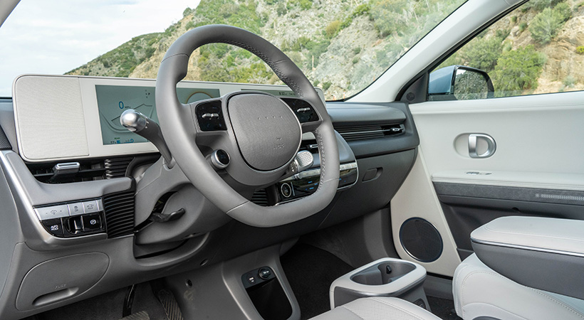 dos pantallas de 12 pulgadas, la primera de ella enfocada a los instrumentos de conducción y la segunda completamente diseñada para el sistema de infotenimiento. Foto: Nichols Colt