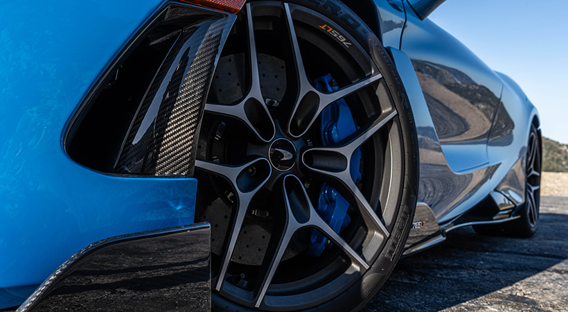 Los rines son deportivos en color negro. Foto: Nicholas Colt