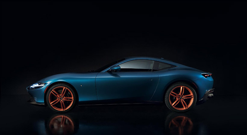 Estéticamente el modelo resalta por una pintura en color azul intenso llamada Índigo Metal. Foto: Ferrari