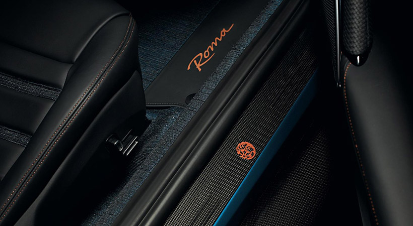 El vehículo se equipó con una placa de identificación en el reposabrazos central y en los umbrales de las puertas. Foto: Ferrari