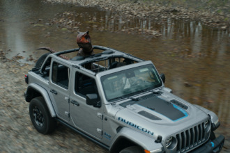 Video, Jeep convive con los dinosaurios en Jurassic World Dominion