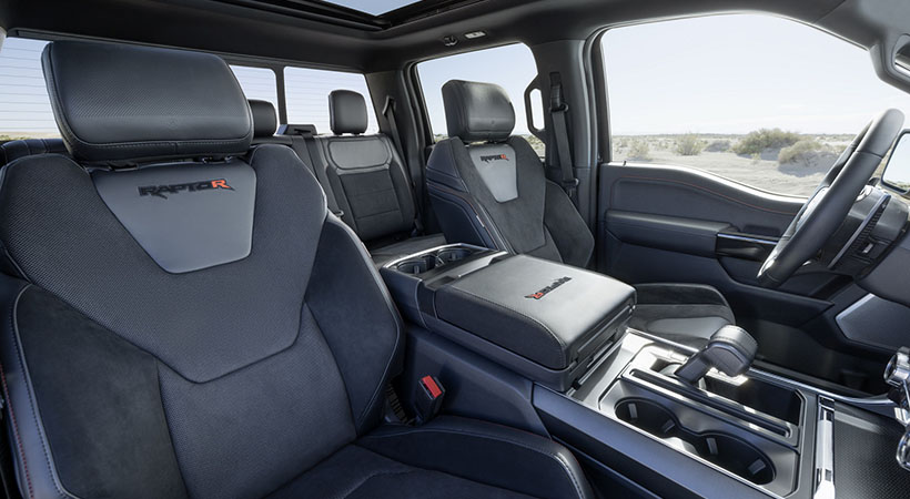 El interior de la pickup se mantiene virtualmente igual, con algunos distintivos Raptor R y ligeros cambios. Foto: Ford