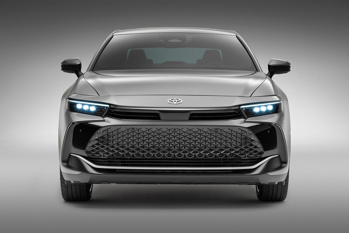 Un híbrido dedicado, el Crown está disponible con dos opciones de tren motriz. Foto: Toyota