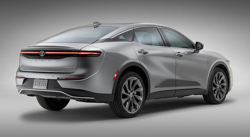 En cualquier caso, la tracción total electrónica es estándar gracias a un motor eléctrico en el eje trasero. Foto: Toyota