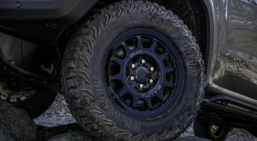 Cuenta con rines específicos de 18 pulgadas sobre neumáticos todoterreno Goodyear Wrangler Territory MT de 33 pulgadas. Foto: GMC