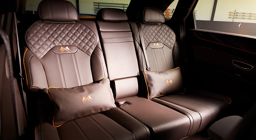 Pasando al interior, encontramos una tapicería terminada en cuero fino tintado en color café Burnt Oak. Foto: Bentley