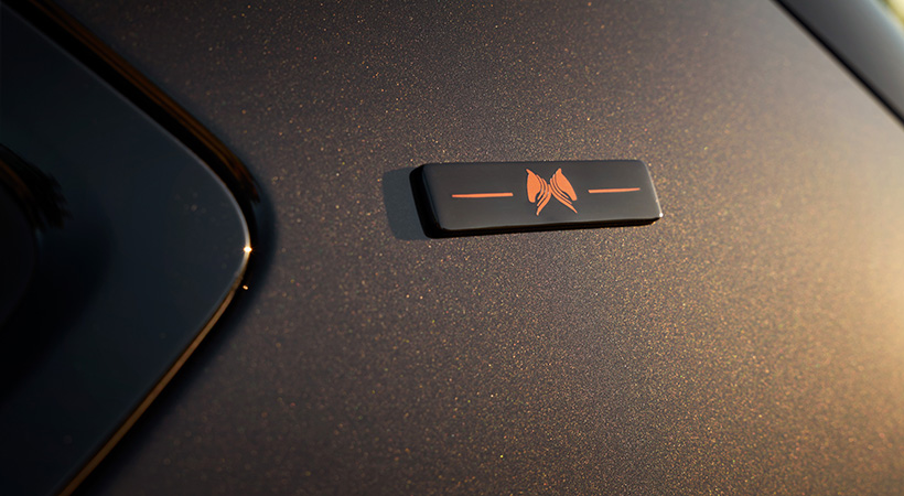 También encontramos gráficos en color naranja que representa las cabezas de dos caballos. Foto: Bentley