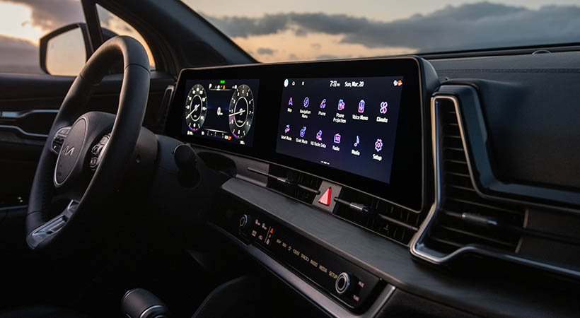 Cuenta con un par de pantallas dobles de 12.3 pulgadas. Foto: Kia