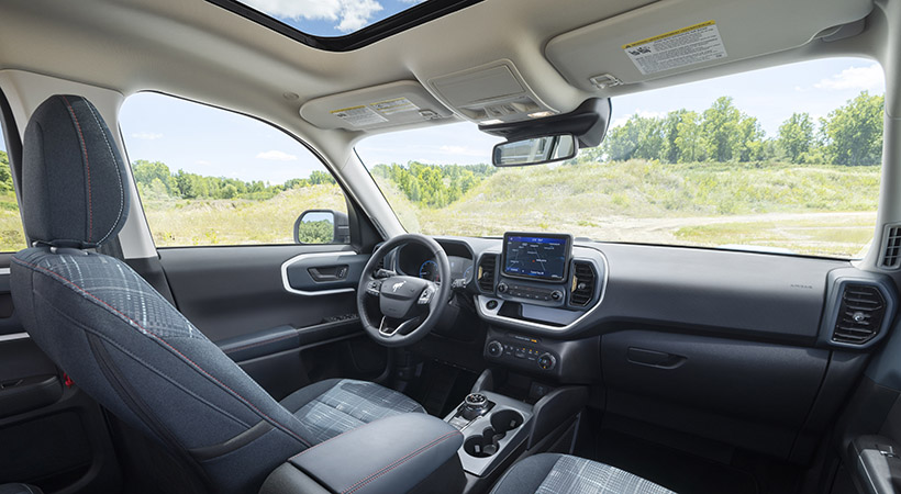 Pasando al interior, nos encontramos pues con algunos elementos retro, sin cambios relevantes en el equipamiento, Foto: Ford