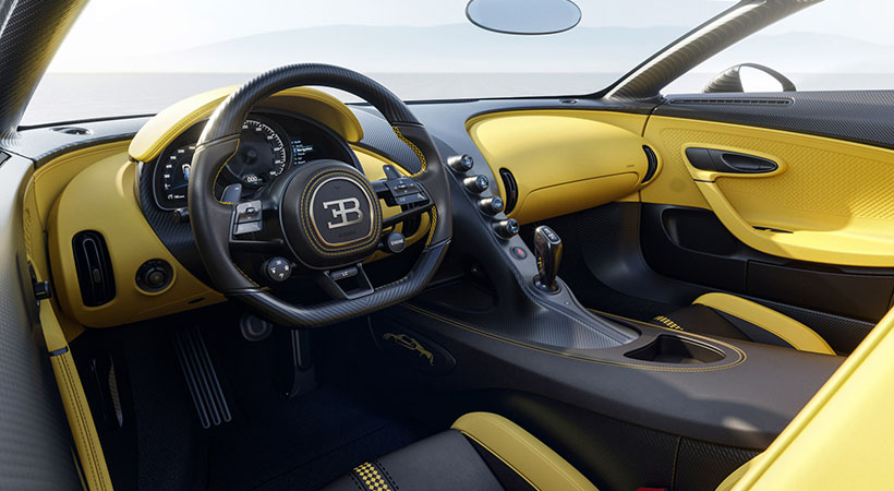 El interior se mantiene prácticamente igual, con una palanca personalizable como distintivo. Foto: Bugatti