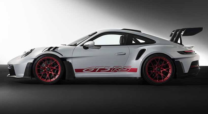 El alerón trasero está dividido en dos componentes, con una parte inferior fija y un elemento ajustable arriba. Foto: Porsche