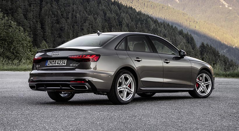 Las luces LED para todo el vehículo y los rines de 5 brazos dobles rematan la estética del A4 2022. Foto: Audi