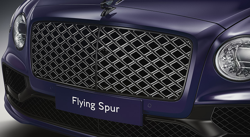 La parrilla mantiene su color negro con diseño en 3D. Foto: Bentley