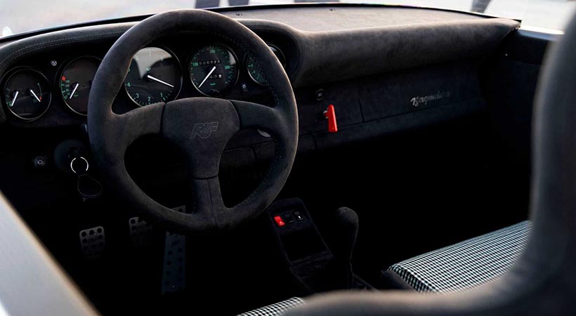 El interior está tapizado en alcántara. Foto: RUF