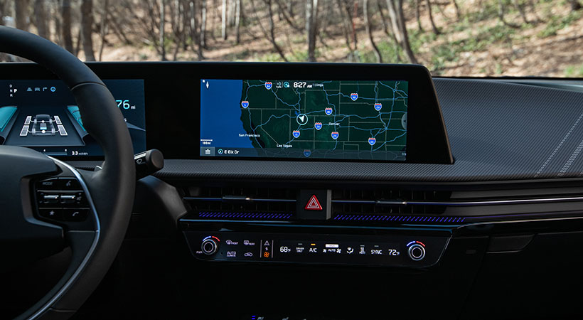 el sistema Head-Up Display de realidad aumentada que proyecta gráficos directamente sobre el parabrisas desde la base del parabrisas, con imágenes tridimensionales. Foto. KIA