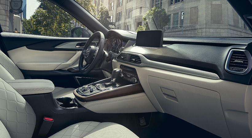 Como estándar, la versión de entrada del nuevo Mazda CX-9 2023 Touring contarán con asientos, volante y palanca de cambios en color claro. Foto: Mazda