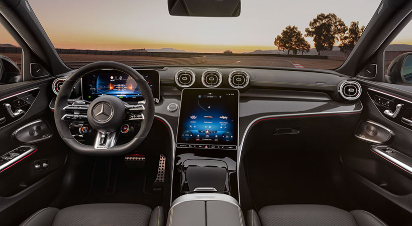 El interior se mejora con acabados deportivos y señas AMG. Foto: Mercedes-Benz