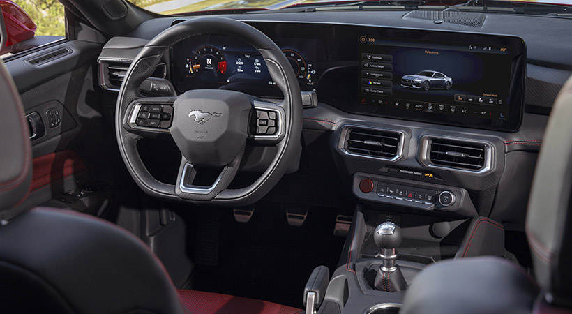 El volante cuenta con base plana, inspirada en las carreras. Foto: Ford