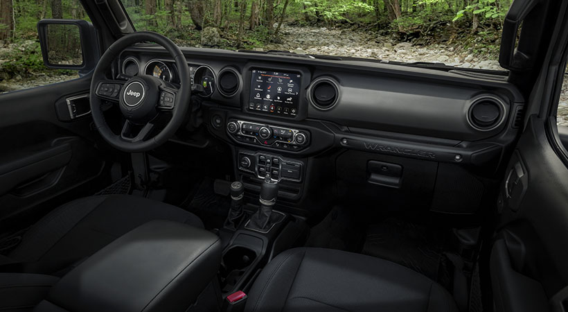 A nivel interior encontramos equipo de sonido firmado por Alpine, tapicería específica y tapetes para uso rudo y cualquier clima. Foto: Jeep