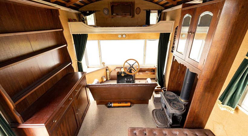 El interior cuenta con muchos accesorios de madera. Foto: Bonhams
