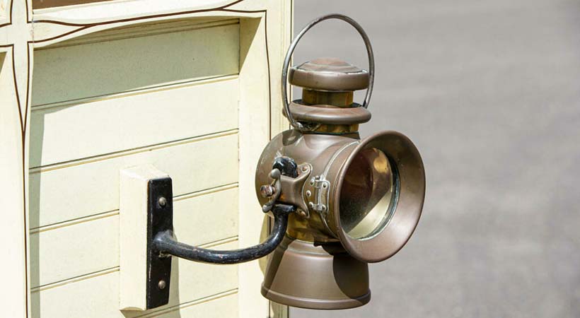 Cuenta con iluminación a base de lámparas de aceite. Foto: Bonhams