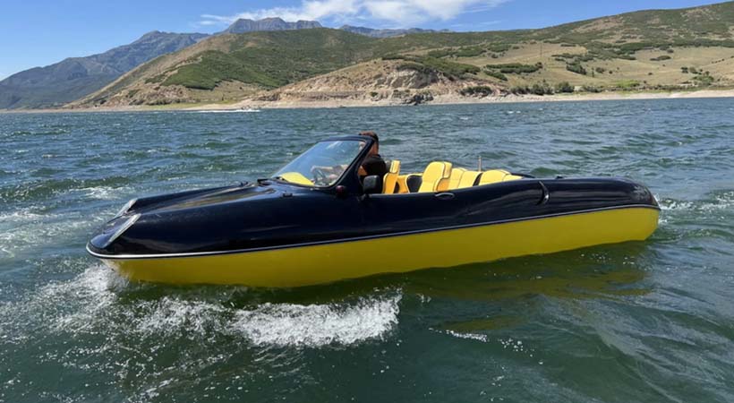 Esta singular lancha cuenta casco de fibra de vidrio de 16 pies. Foto: Bring a trailer