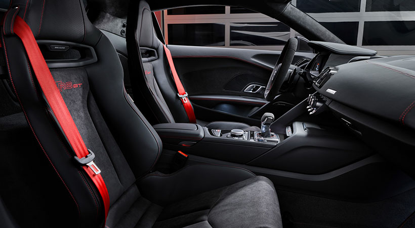 Detalles rojos adornan el interior del superdeportivo alemán. Foto: Audi