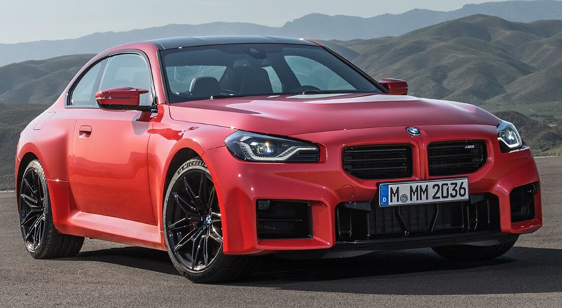 El BMW M2 2023 llega con más agresividad, una parrilla pequeña, potencia para rivalizar al M3, y una transmisión manual de 6 velocidades. Foto: BMW